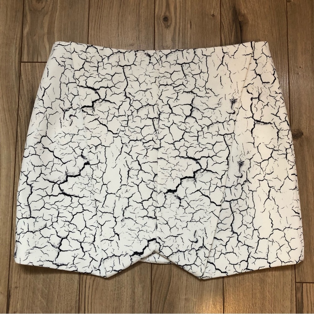 Women’s Cameo Asymmetrical Black off white Crackle design Mini Skirt size S